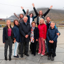 I august besøkte Kongefamilien Svalbard. (f.h.) Prins Sverre Magnus, Kronprinsen, Kronprinsessen, Prinsesse Ingrid Alexandra, Dronningen, Kongen, Emma Tallulah Behn (t.v. bak), Maud Angelica Behn (midten bak), Prinsesse Märtha Louise og Leah Isadora Behn. Foto: Lise Åserud / NTB scanpix